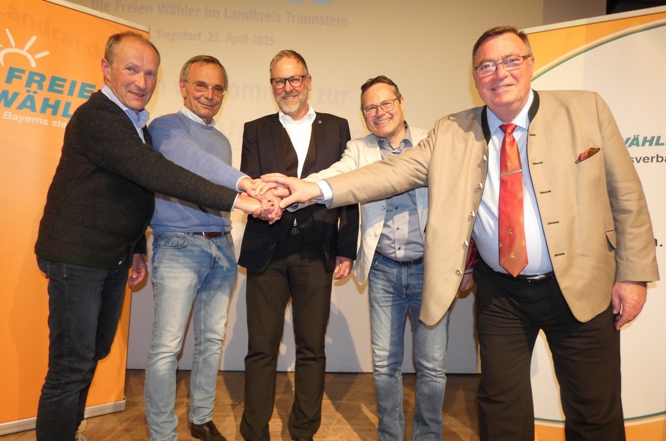Foto (© Markus Müller): Gruppenfoto nach der erfolgreichen Nominierung von Andreas Danzer (Mitte) als Landratskandidat der Freien Wähler im Landkreis Traunstein. Der Siegsdorfer Bürgermeister und Kreisrat Thomas Kamm (von links), der FW-Kreisvereinigungsvorsitzende Dr. med. Lothar Seissiger, der FW-Fraktionschef im Kreistag Manfred Kösterke (von rechts) und der Mühldorfer MdL Markus Saller freuten sich im Festsaal in Siegsdorf mit ihm. Danzers einziger Mitbewerber Horst Leinert war chancenlos. Auf ihn entfiel nur eine Stimme.